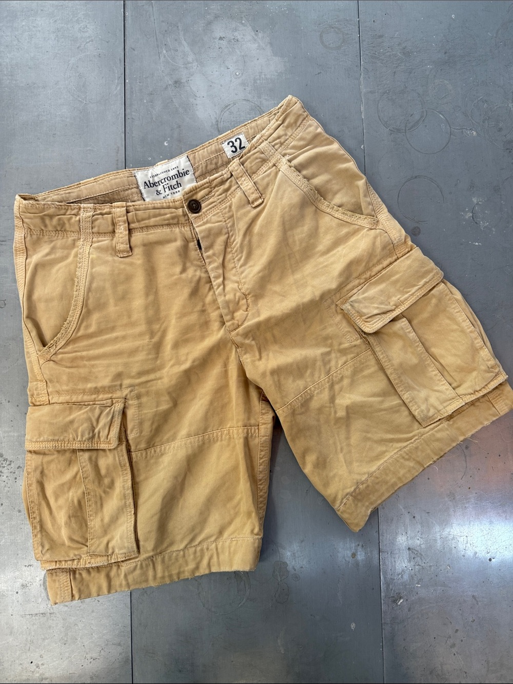 Abercrombie & Fitch vintage Y2K size 32 Men's Khaki Cargo Shorts - Light Tan